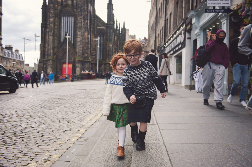 Edinburgh, circus lane, Stockbridge, white horse close, advocates close, royal mile, Edinburgh festival, kilts, kids kilts, Katie morag, living in Edinburgh, hot chocolate Edinburgh, ice cream Edinburgh, autumn Edinburgh, autumnal day Edinburgh, things to do Edinburgh, Scotland for kids, coffee Edinburgh, best coffee stops, twins, red heads, ginger twins, Scottish kids, Edinburgh for under 5s, photography Edinburgh, parent blogger Edinburgh, Edinburgh blogger, uk parent blogger, mum blogger, Scottish influencer