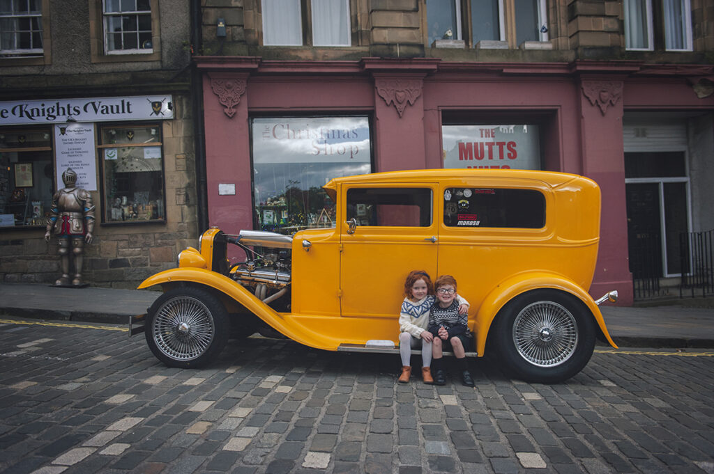 Edinburgh, circus lane, Stockbridge, white horse close, advocates close, royal mile, Edinburgh festival, kilts, kids kilts, Katie morag, living in Edinburgh, hot chocolate Edinburgh, ice cream Edinburgh, autumn Edinburgh, autumnal day Edinburgh, things to do Edinburgh, Scotland for kids, coffee Edinburgh, best coffee stops, twins, red heads, ginger twins, Scottish kids, Edinburgh for under 5s, photography Edinburgh, parent blogger Edinburgh, Edinburgh blogger, uk parent blogger, mum blogger, Scottish influencer