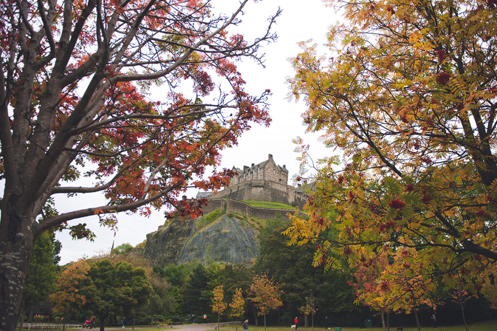 A locals guide to the best Instagram spots for autumn vibes in Edinburgh. Grab your camera and do a tour of the city with My Little Edinburgh. Edinburgh Castle, Dean Village, Stockbridge, Circus Lane, Scott Monument, Harry Potter, Flodden Wall, fall, autumn, 